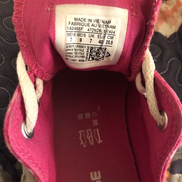 Size 9 Women’s Pink Stain Wash Converse - Picture 4 of 5